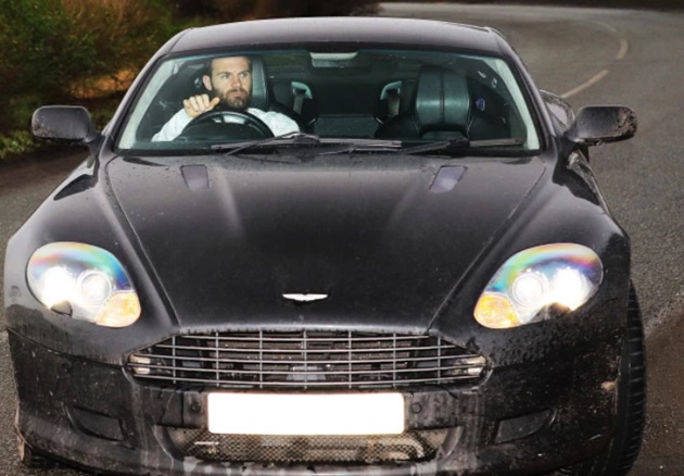 Rashford drives to training days after being chauffeured into Carrington as Man Utd striker recovers from back injury - Bóng Đá