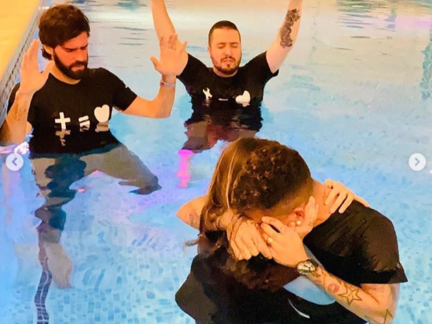 Alisson’s conducted more baptisms than he’s let in goals in 2020 after Liverpool ace helps Fred’s wife in pool ceremony - Bóng Đá