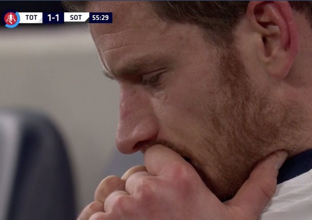Jan Vertonghen was NOT happy when Jose Mourinho took him off after 54 minutes tonight - Bóng Đá