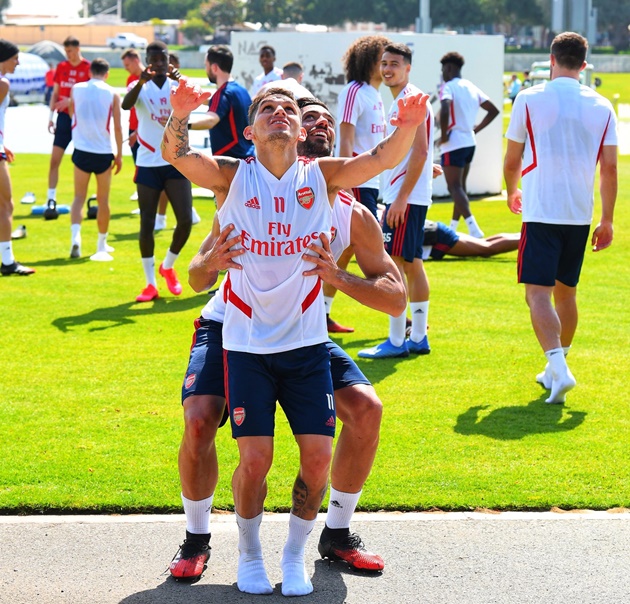 Pablo Mari gets first Arsenal assist by lifting up 5ft 5in Torreira as Tierney returns to full training in Dubai - Bóng Đá