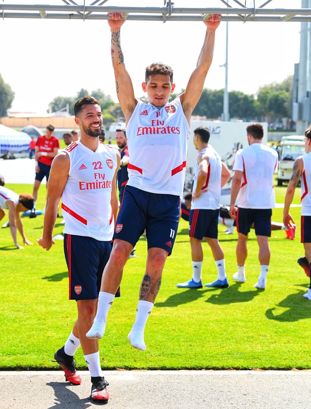 Pablo Mari gets first Arsenal assist by lifting up 5ft 5in Torreira as Tierney returns to full training in Dubai - Bóng Đá