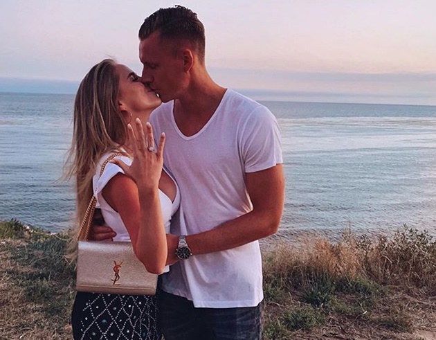 Bernd Leno’s stunning Wag Sophie Christin drinks cocktails and takes beach walk during winter break with Arsenal ace - Bóng Đá