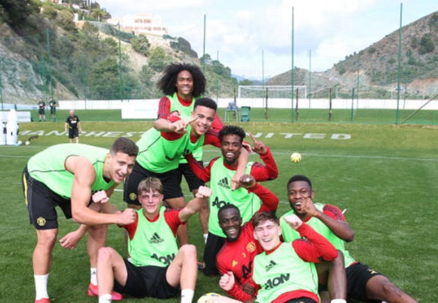 Hannibal Mejbri ‘taking the p***’ out of older Manchester United teammates in training - Bóng Đá