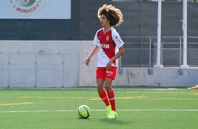 Hannibal Mejbri ‘taking the p***’ out of older Manchester United teammates in training - Bóng Đá