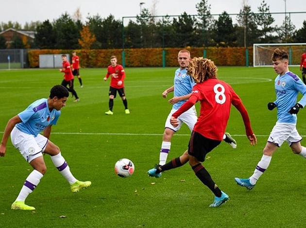 Hannibal Mejbri ‘taking the p***’ out of older Manchester United teammates in training - Bóng Đá