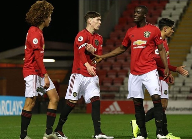 Hannibal Mejbri ‘taking the p***’ out of older Manchester United teammates in training - Bóng Đá