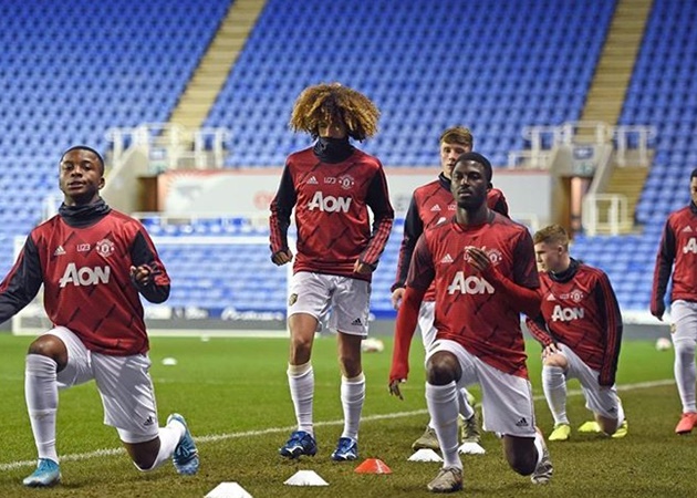 Hannibal Mejbri ‘taking the p***’ out of older Manchester United teammates in training - Bóng Đá