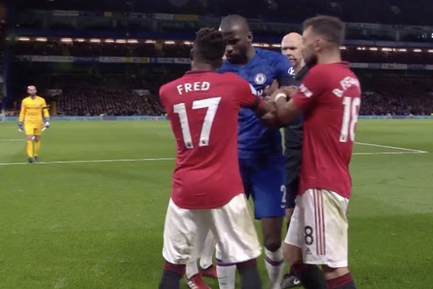 Một mình cân 4 sao Chelsea không cho đụng Martial, Fred ăn thẻ vàng - Bóng Đá