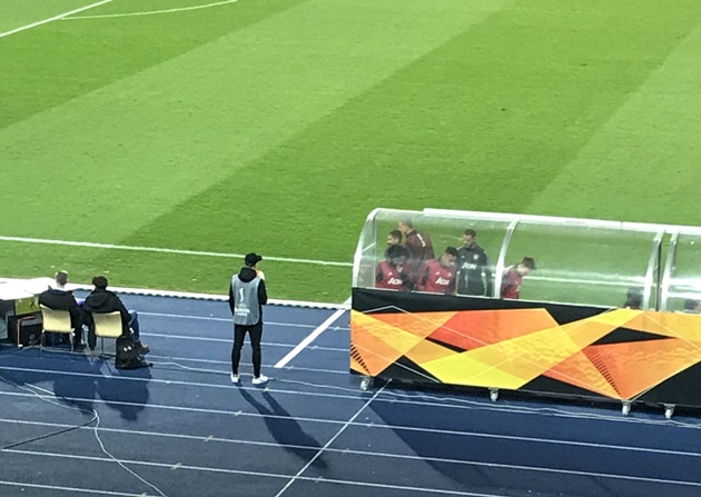 Man Utd players rush to pitch-side monitor to watch replay of Ighalo's wondergoal - Bóng Đá
