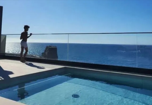 Cristiano Ronaldo self-quarantines at luxury Madeira pad with rooftop pool and ocean view as team-mate gets coronavirus - Bóng Đá