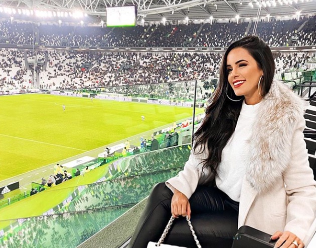 Juventus star Douglas Costa jets back to Brazil with stunning girlfriend Nathalia Felix as pair coronavirus quarantine - Bóng Đá
