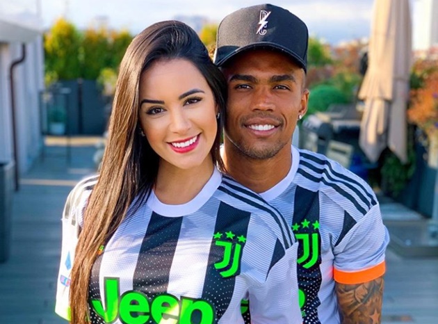 Juventus star Douglas Costa jets back to Brazil with stunning girlfriend Nathalia Felix as pair coronavirus quarantine - Bóng Đá