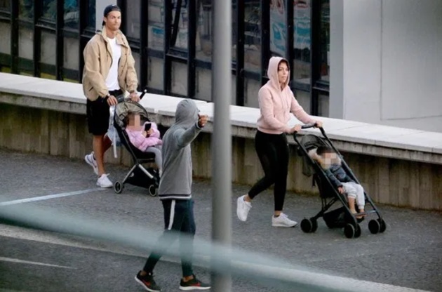 Cristiano Ronaldo and Georgina Rodriguez walk through centre of Madeira with the kids despite coronavirus fears - Bóng Đá