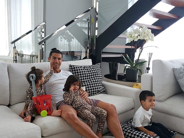 Cristiano Ronaldo and Georgina Rodriguez walk through centre of Madeira with the kids despite coronavirus fears - Bóng Đá
