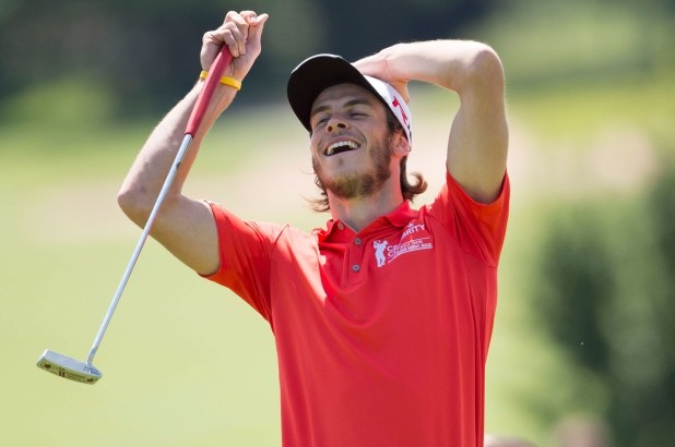 Golf fanatic Bale uses time off from football to finesse his putting as he sinks outrageous trick shot - Bóng Đá