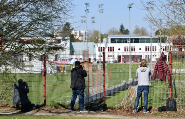 Bayern stars including Lewandowski and Gnabry return to training amid coronavirus fears but manage to stay 2mtrs apart - Bóng Đá