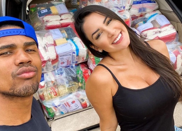 Douglas Costa and model girlfriend Nathalia deliver car full of supplies to the vulnerable to help fight coronavirus - Bóng Đá