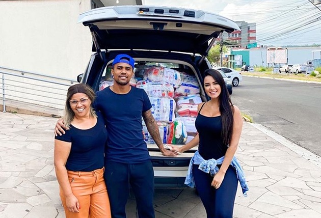 Douglas Costa and model girlfriend Nathalia deliver car full of supplies to the vulnerable to help fight coronavirus - Bóng Đá