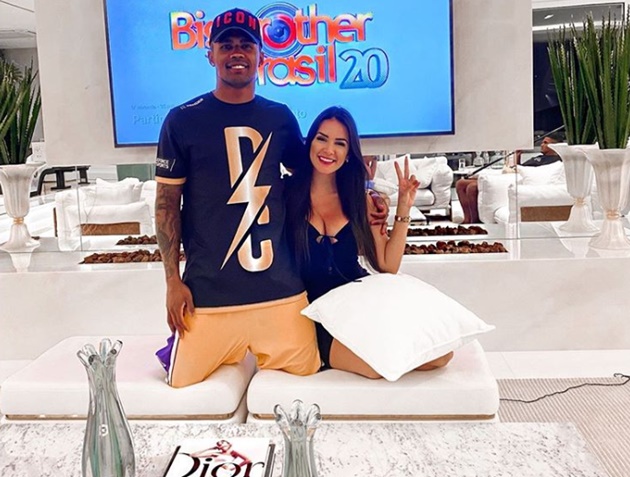 Douglas Costa and model girlfriend Nathalia deliver car full of supplies to the vulnerable to help fight coronavirus - Bóng Đá