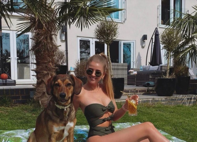  Arsenal star Bernd Leno’s fiancee Sophie Christin stuns in back garden bikini snap as pair enjoy lockdown in the sun - Bóng Đá