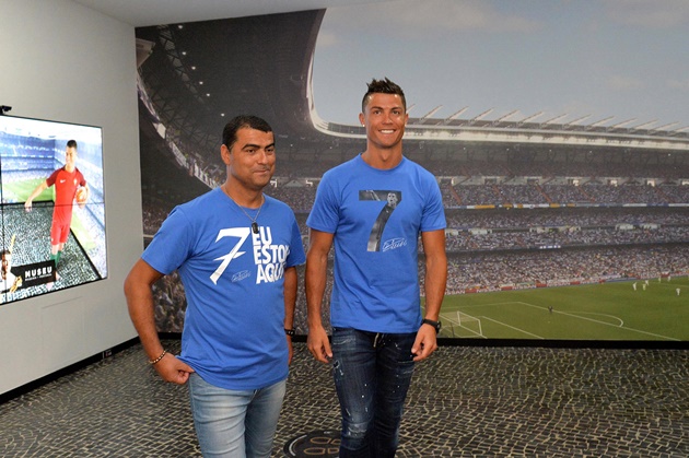 Cristiano Ronaldo reunites with family despite coronavirus lockdown to celebrate niece’s 21st birthday - Bóng Đá