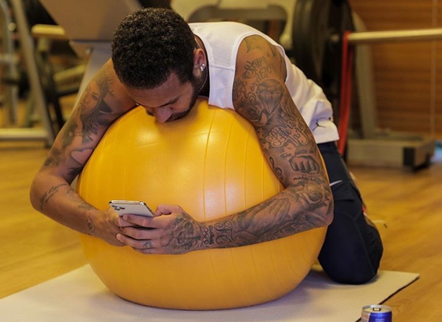  Neymar shows off his bulking ripped physique while in coronavirus lockdown as PSG warn of ‘colossal’ financial problems - Bóng Đá
