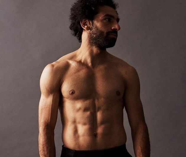 Mo Salah works out at 2:40am at home as Liverpool star does pull-ups to keep physique in amazing shape during lockdown - Bóng Đá