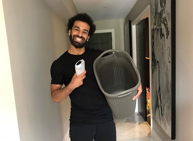 Mo Salah works out at 2:40am at home as Liverpool star does pull-ups to keep physique in amazing shape during lockdown - Bóng Đá