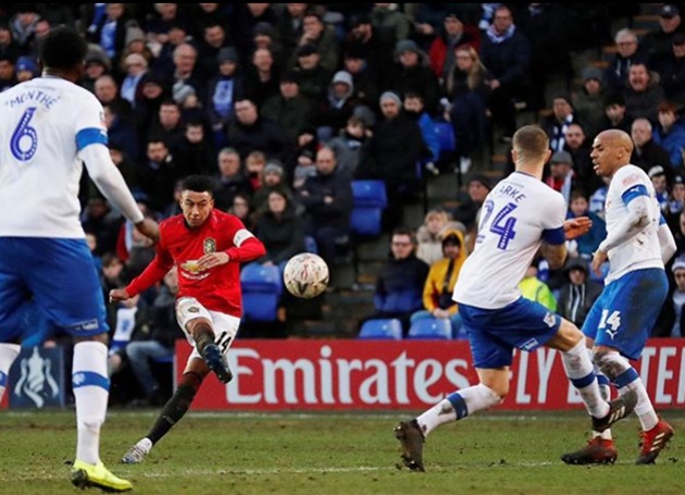 Jesse Lingard goes for run with fellow Man Utd youth team star Ravel Morrison as pals keep fit during lockdown - Bóng Đá