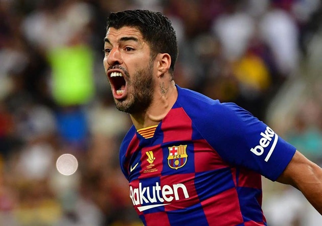 Luis Suarez seen for first time in six weeks during walk with family as Barcelona ‘put striker on transfer list’ - Bóng Đá