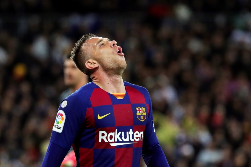 Arthur wants Barcelona stay, club open to sale - sources - Bóng Đá