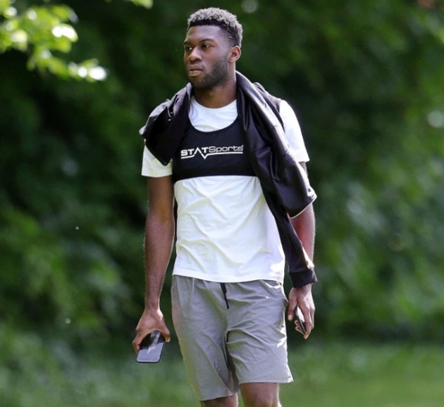 Man Utd stars Wan-Bissaka and Fosu-Mensah ordered to leave school training ground after trying to exercise in Cheshire - Bóng Đá