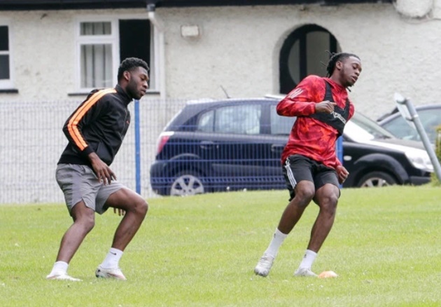 Man Utd stars Wan-Bissaka and Fosu-Mensah ordered to leave school training ground after trying to exercise in Cheshire - Bóng Đá