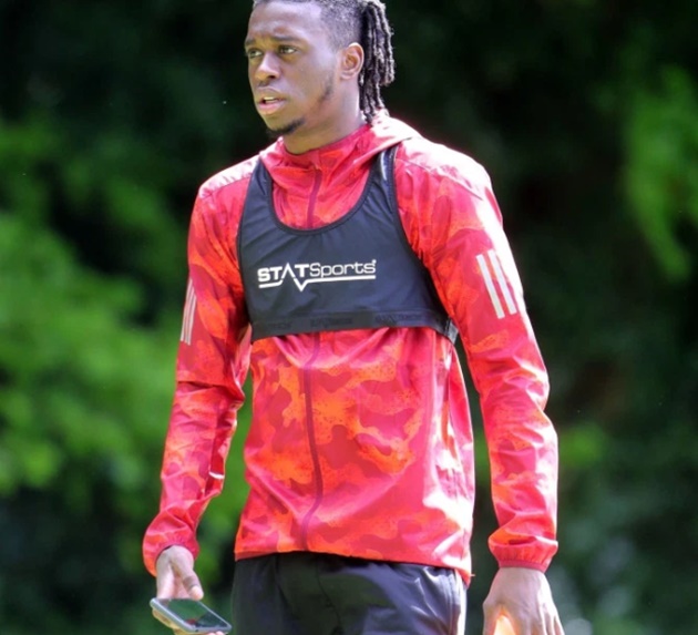 Man Utd stars Wan-Bissaka and Fosu-Mensah ordered to leave school training ground after trying to exercise in Cheshire - Bóng Đá