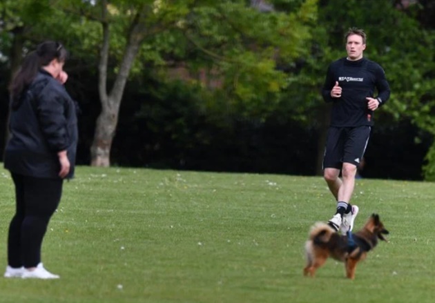 Phil Jones trains alone on field with just a dog for company as Man Utd defender gears up for Premier League restart - Bóng Đá
