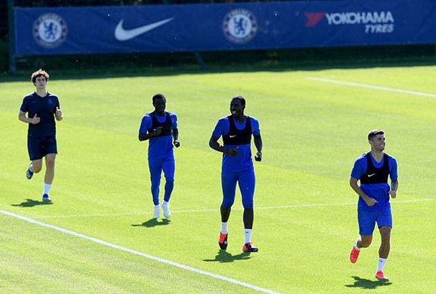 Nervous N'Golo Kante opts OUT of Chelsea's latest training session over coronavirus fears as Frank Lampard backs to stay away from their Cobham HQ - Bóng Đá