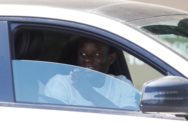 N’Golo Kante back at Chelsea for more tests after club allowed midfielder time off due to coronavirus fears - ảnh Chelsea đến sân tập - Bóng Đá