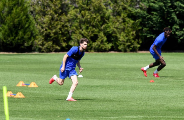 Chelsea stars to be warned over social distancing after Alonso and Kepa stand too close to fans while posing for photos - ảnh Chelsea - Bóng Đá