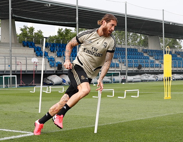 Gareth Bale pulls golf pose at Real Madrid training after hitting out at those who have a problem with him playing it - Bóng Đá