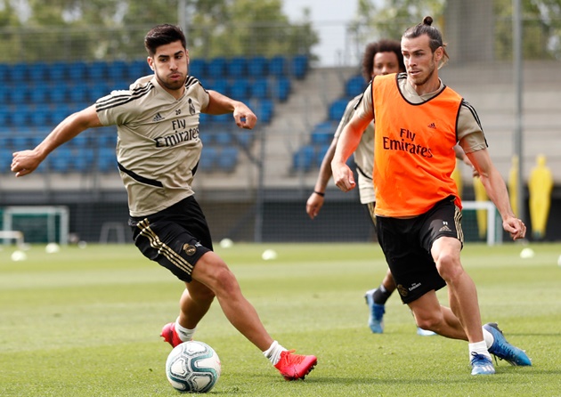 Gareth Bale pulls golf pose at Real Madrid training after hitting out at those who have a problem with him playing it - Bóng Đá