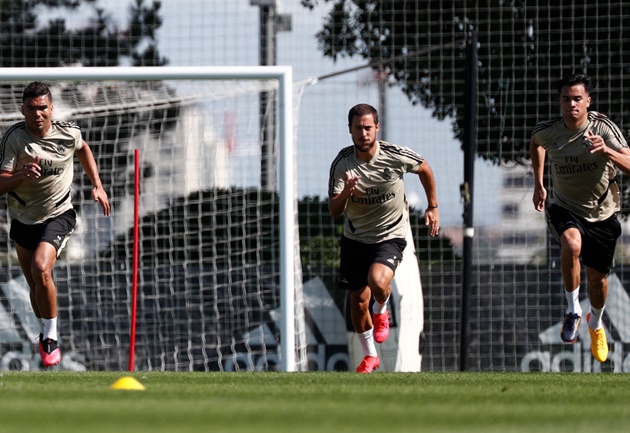 Gareth Bale pulls golf pose at Real Madrid training after hitting out at those who have a problem with him playing it - Bóng Đá