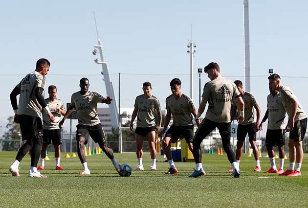 Gareth Bale pulls golf pose at Real Madrid training after hitting out at those who have a problem with him playing it - Bóng Đá