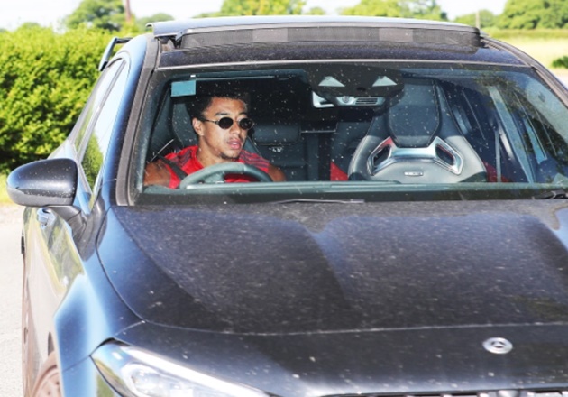 Man Utd star Ighalo arrives at training after extending loan deal to January - Bóng Đá