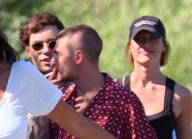 PSG star Marco Verratti smokes alongside Victoria’s Secret model Izabel Goulart on holiday in St Tropez - Bóng Đá