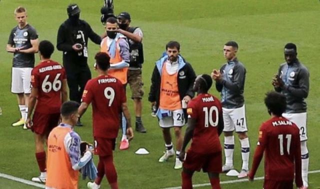 One Man City player spotted refusing to clap for Liverpool players in guard of honour - Bóng Đá