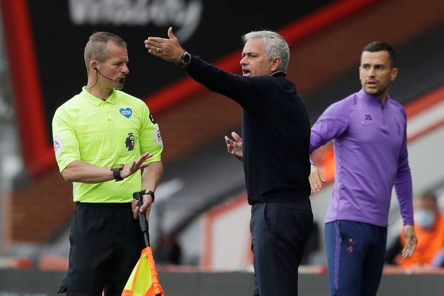 Jose Mourinho aims sly dig at Manchester United after they equal Premier League penalty record against Aston Villa - Bóng Đá