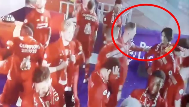 Jordan Henderson's heartwarming gesture to Takumi Minamino amid Liverpool celebrations - Bóng Đá