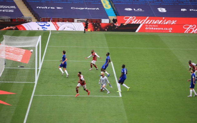 Jorginho shout at Chelsea team-mate Kurt Zouma as he gets skinned by Aubameyang for Arsenal’s FA Cup winning goal - Bóng Đá