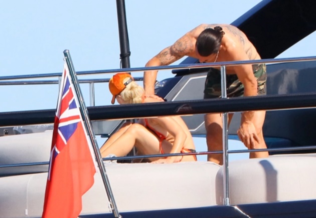 Zlatan Ibrahimovic keeps himself fit with yacht workout amid Leeds transfer talk as wife Helena Seger tops up tan - Bóng Đá