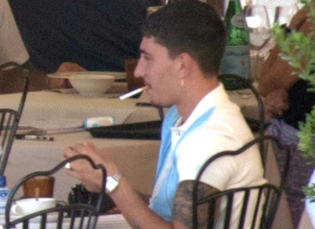 Hector Bellerin spotted with cigarette hanging out of mouth as Arsenal star goes on Lake Como holiday with parents - Bóng Đá